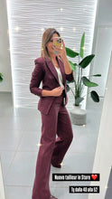 Carica l&#39;immagine nel visualizzatore di Gallery, Tailleur bordeaux gessato oro con bottoni oro doppiopetto
