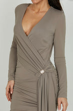 Carica l&#39;immagine nel visualizzatore di Gallery, Abito con scollatura sulla schiena
