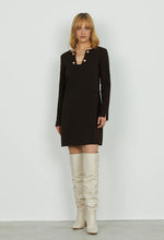 Carica l&#39;immagine nel visualizzatore di Gallery, Abito con scollo impreziosito dal dettaglio delle catene
