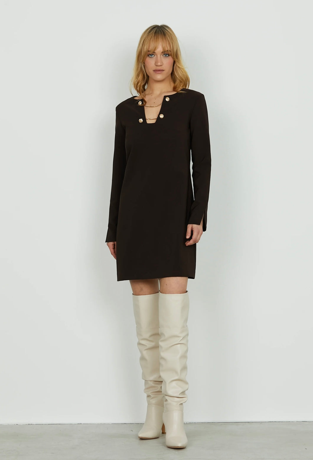 Abito con scollo impreziosito dal dettaglio delle catene