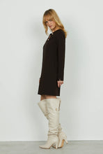 Carica l&#39;immagine nel visualizzatore di Gallery, Abito con scollo impreziosito dal dettaglio delle catene
