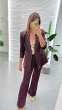 Carica l&#39;immagine nel visualizzatore di Gallery, Tailleur bordeaux gessato oro con bottoni oro doppiopetto
