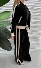 Carica l&#39;immagine nel visualizzatore di Gallery, Pantalone tuta ciniglia con bande nero burro
