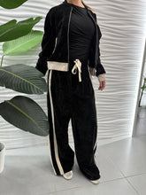 Carica l&#39;immagine nel visualizzatore di Gallery, Pantalone tuta ciniglia con bande nero burro
